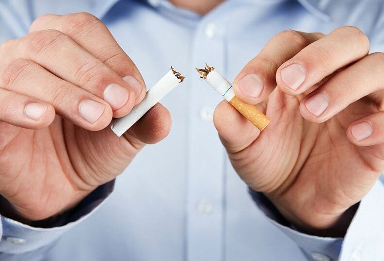Vyras sulaužo cigaretę