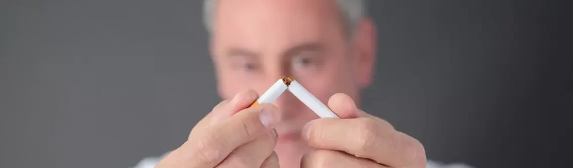 vyras sulaužo cigaretę